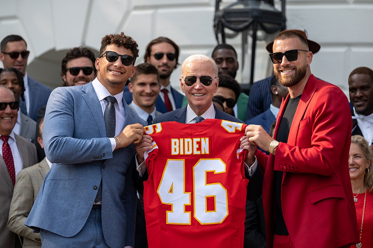 TRAVIS KELCE'S VALENTINE'S CARD TO TAYLOR SWIFT: A "WOOD" JOKE THAT SHOCKED THE INTERNET