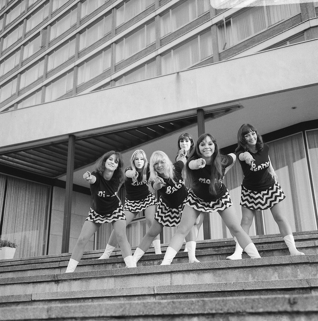 Teen Beat — Beat Girls dansen voor de ingang van het Hilton-hotel, Bestanddeelnr 919-5853