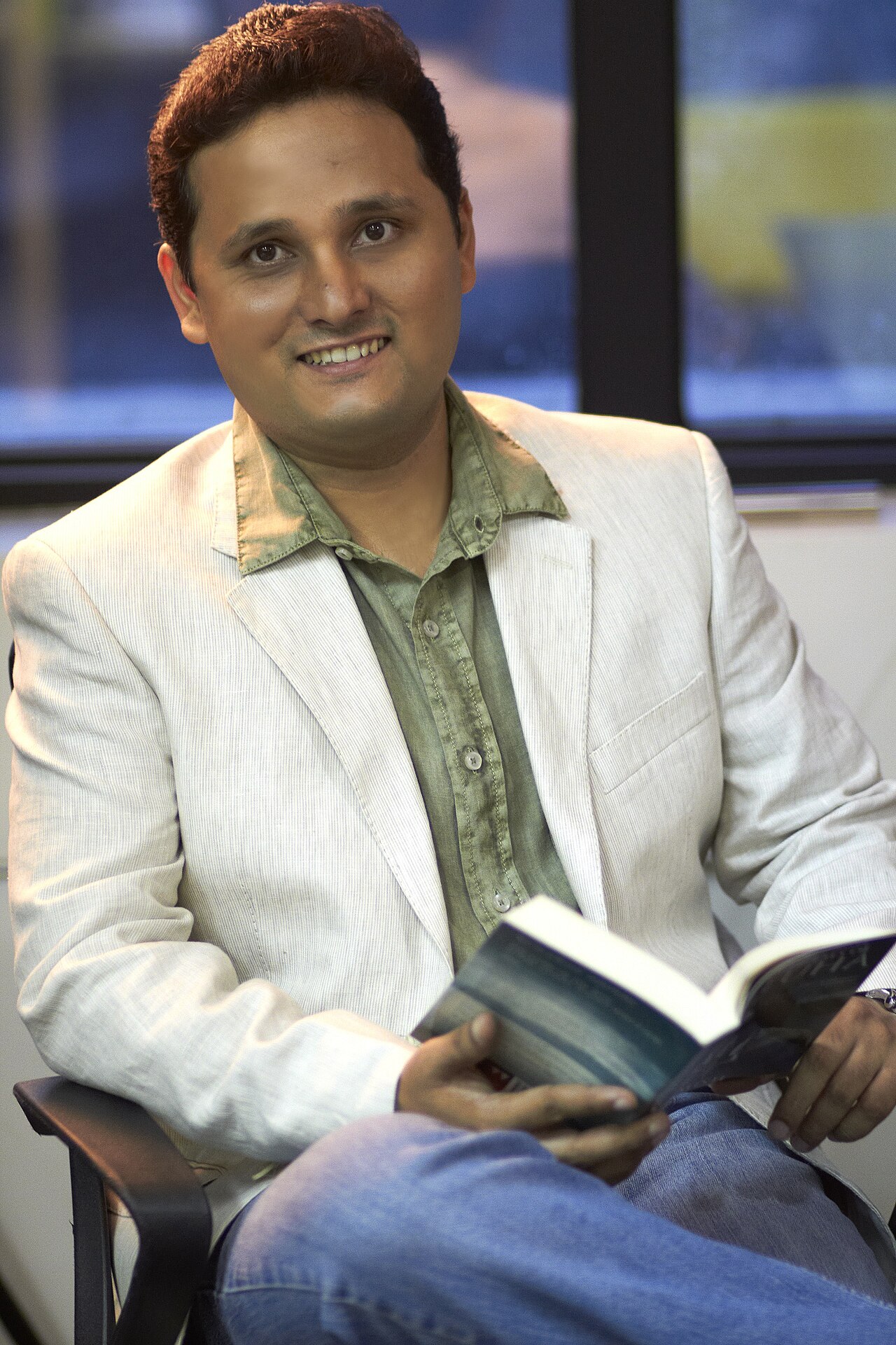 AMISH TRIPATHI'S AI AVATAR RAISES QUESTIONS AS INDIAN HISTORY CHANNEL LAUNCHES