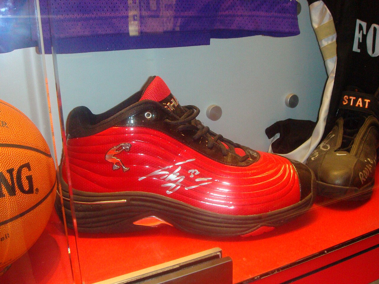 Shaquille O'Neal — Basketball Hall of Fame, Springfield - Schuh v. Shaquille O'Neal